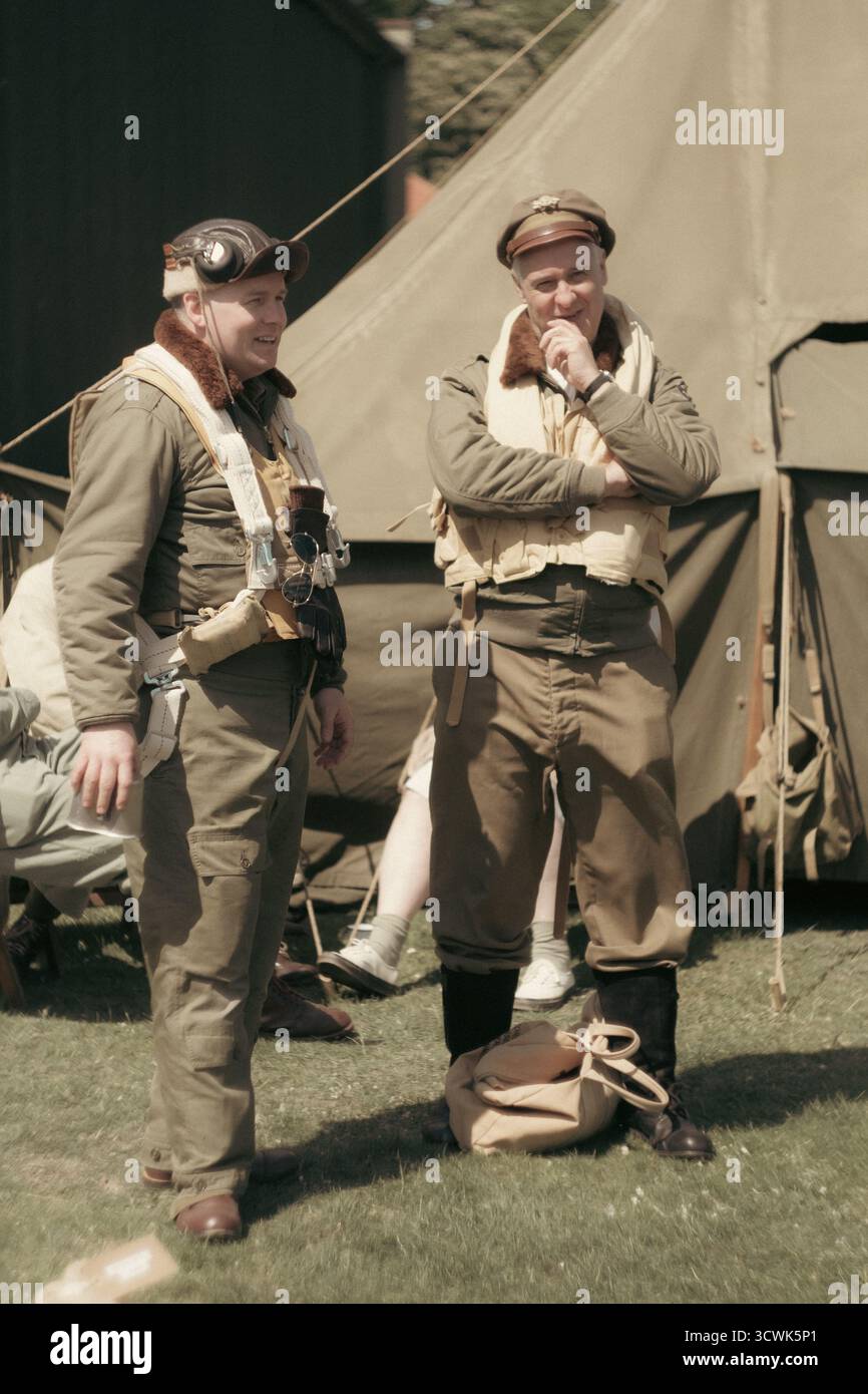 Gli equipaggi della RAF in kit di volo si trovano accanto alla tenda in tela durante l'evento aeronautico Foto Stock