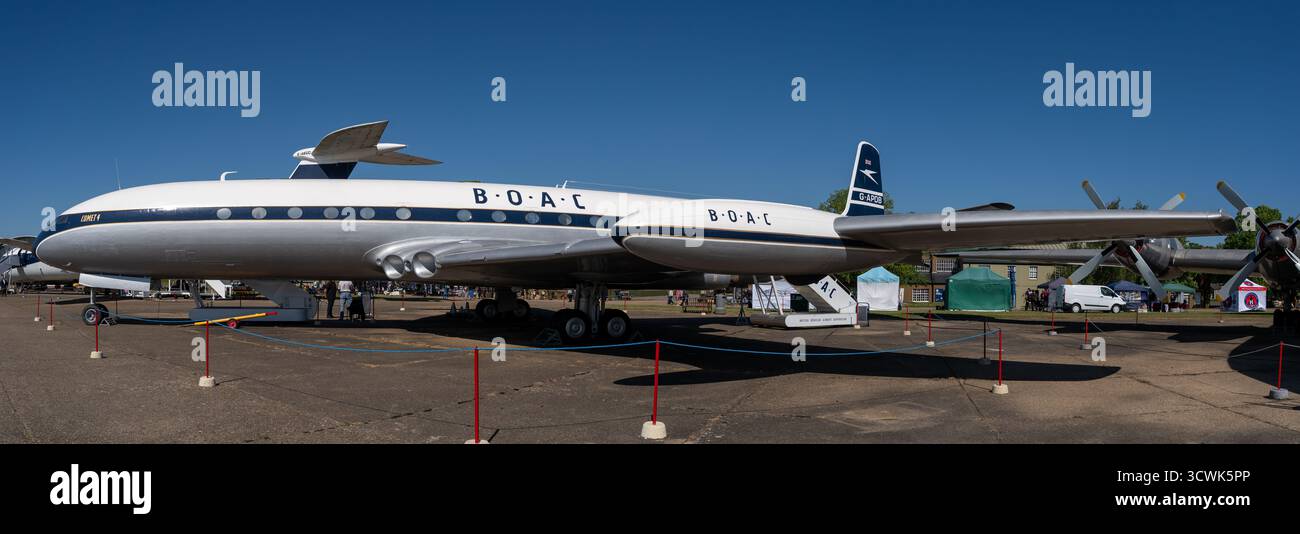 Storico aereo di linea BOAC in mostra al museo dell'aviazione sotto il cielo azzurro Foto Stock