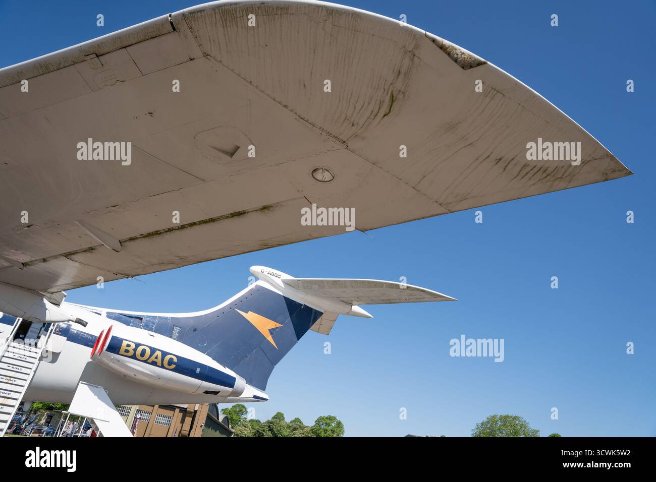 Dettagli dell'ala e della fusoliera del BOAC al museo dell'aviazione sotto il cielo blu Foto Stock