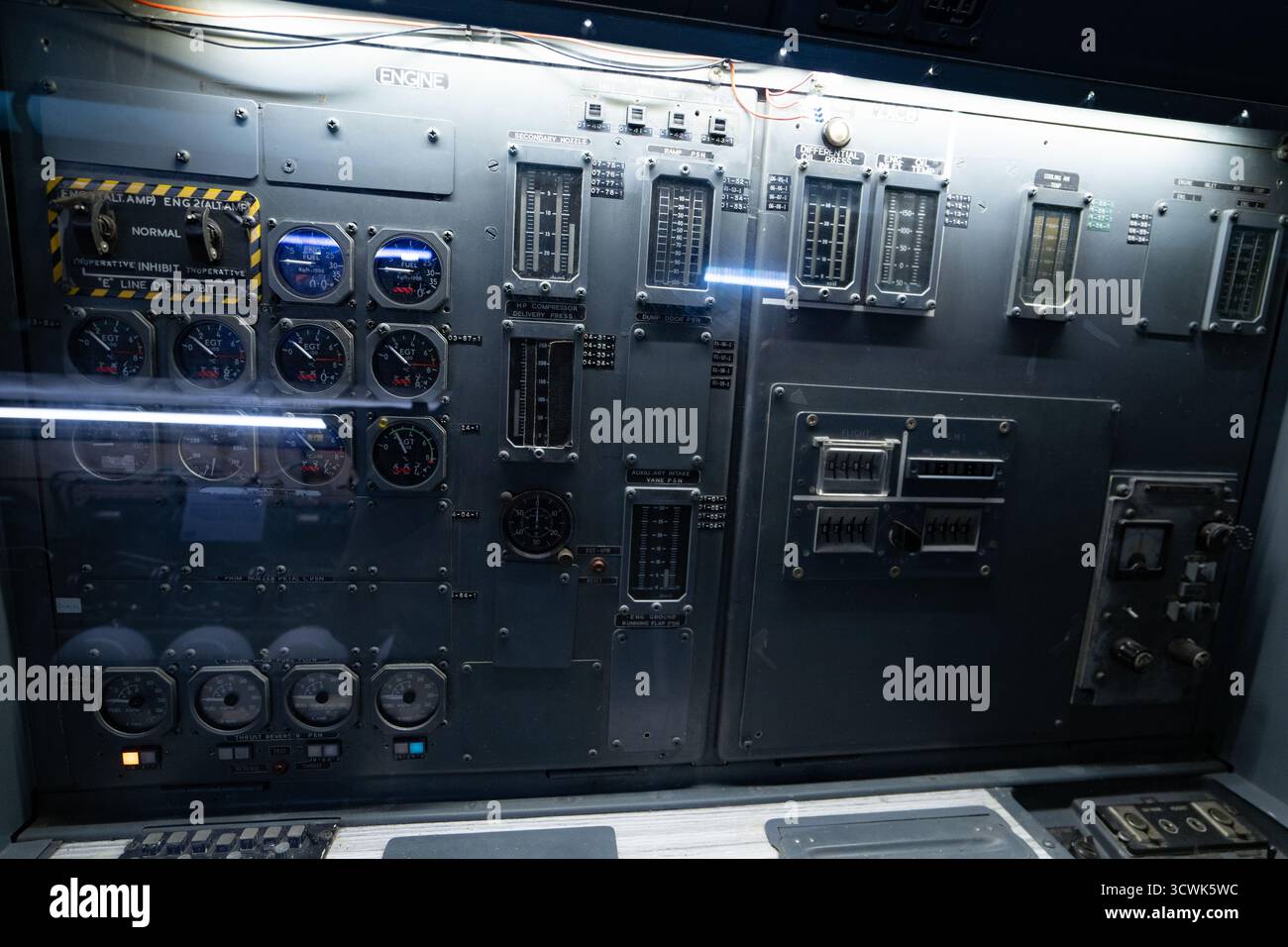 Quadro strumenti della cabina di pilotaggio dell'aeromobile con indicatori e comandi presso il museo dell'aviazione Foto Stock