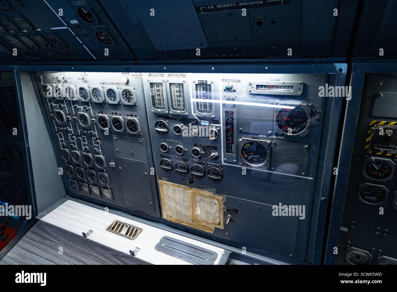 Vista dettagliata del quadro strumenti della cabina di pilotaggio dell'aeromobile d'epoca con indicatori e comandi Foto Stock