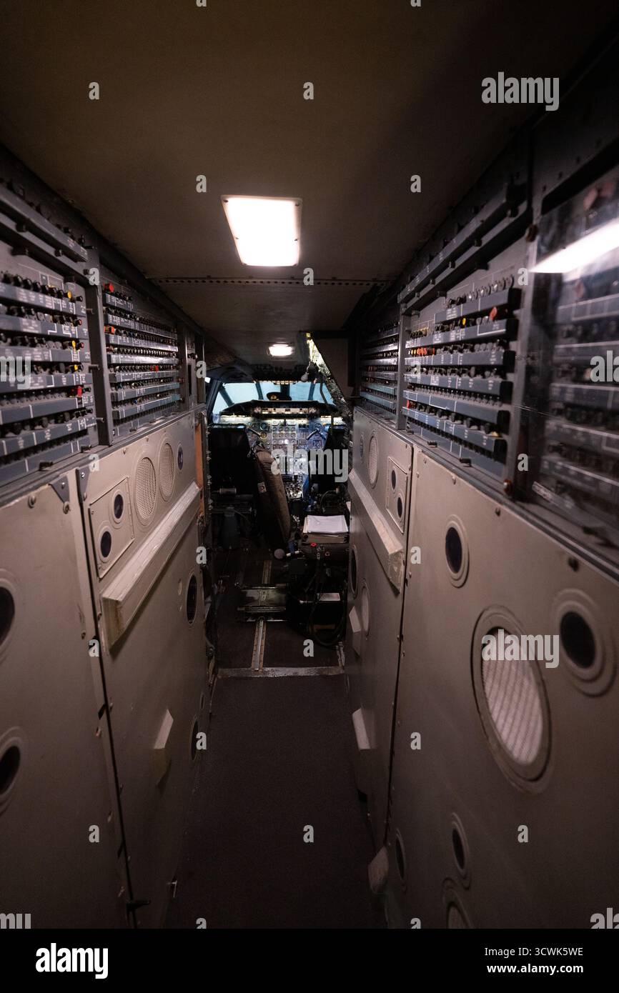 Interno della cabina di pilotaggio di aeromobili d'epoca e della cabina passeggeri con pannelli di controllo Foto Stock