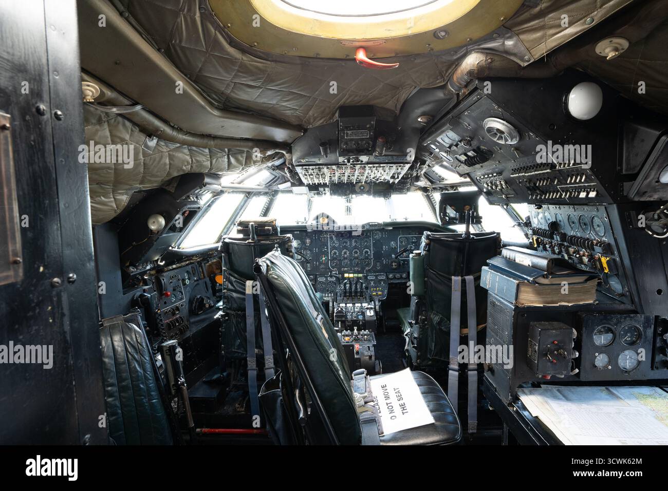 Interno della cabina di pilotaggio degli aerei militari storici che mostra il quadro strumenti e i comandi del pilota Foto Stock