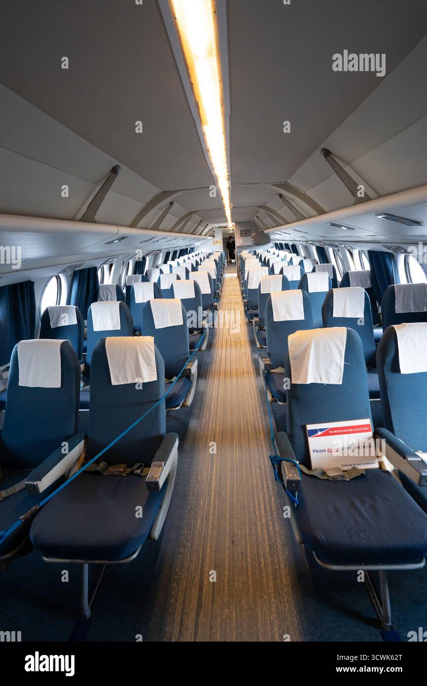 Interno della cabina di linea commerciale vintage con sedili blu e poggiatesta bianchi a Duxford Foto Stock