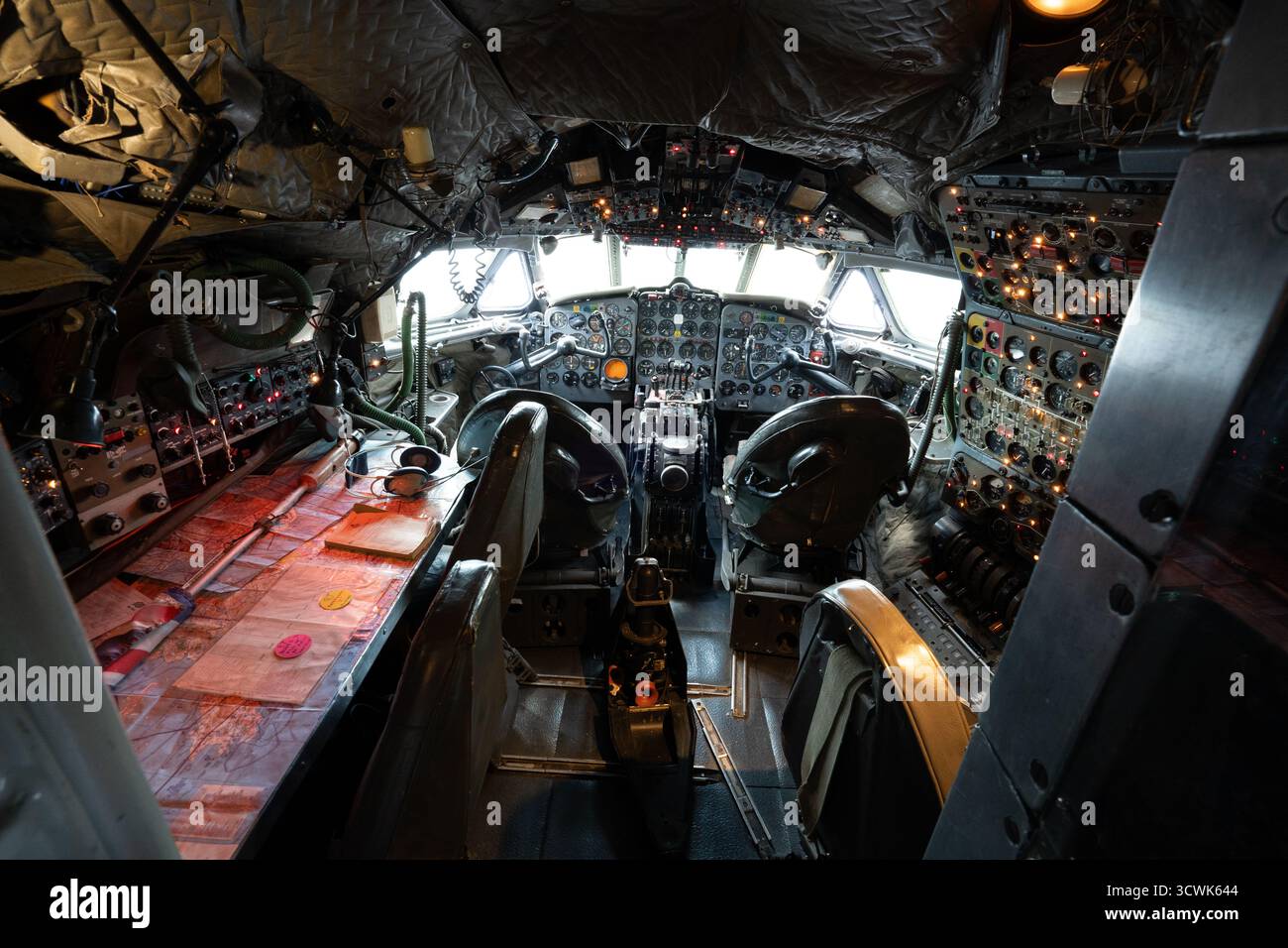 Abitacolo di un velivolo d'epoca con sedili per piloti e pannelli per strumenti presso il museo dell'aviazione Foto Stock