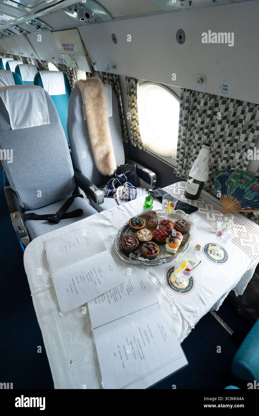 Interni di velivoli d'epoca con servizio di tè pomeridiano e posti a sedere passeggeri di lusso Foto Stock