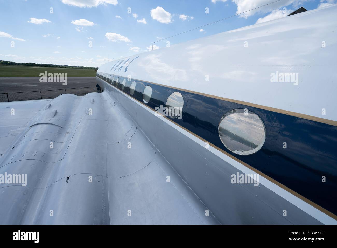 Vista ravvicinata della fusoliera di aerei d'epoca con finestre circolari presso l'aeroporto di Duxford Foto Stock