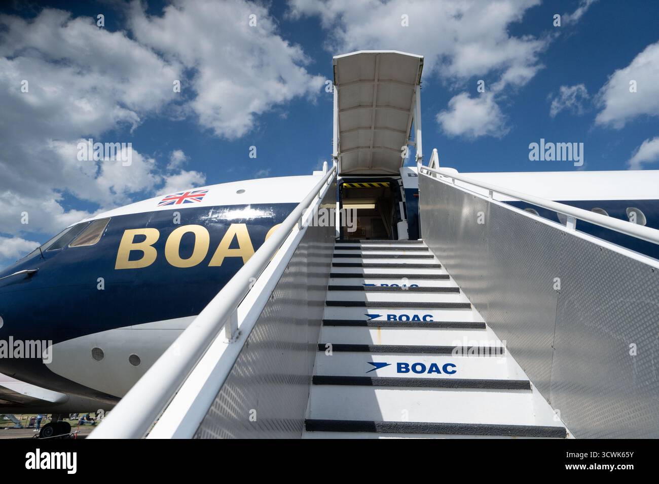 Gli aerei BOAC salgono le scale all'Imperial War Museum Duxford Foto Stock