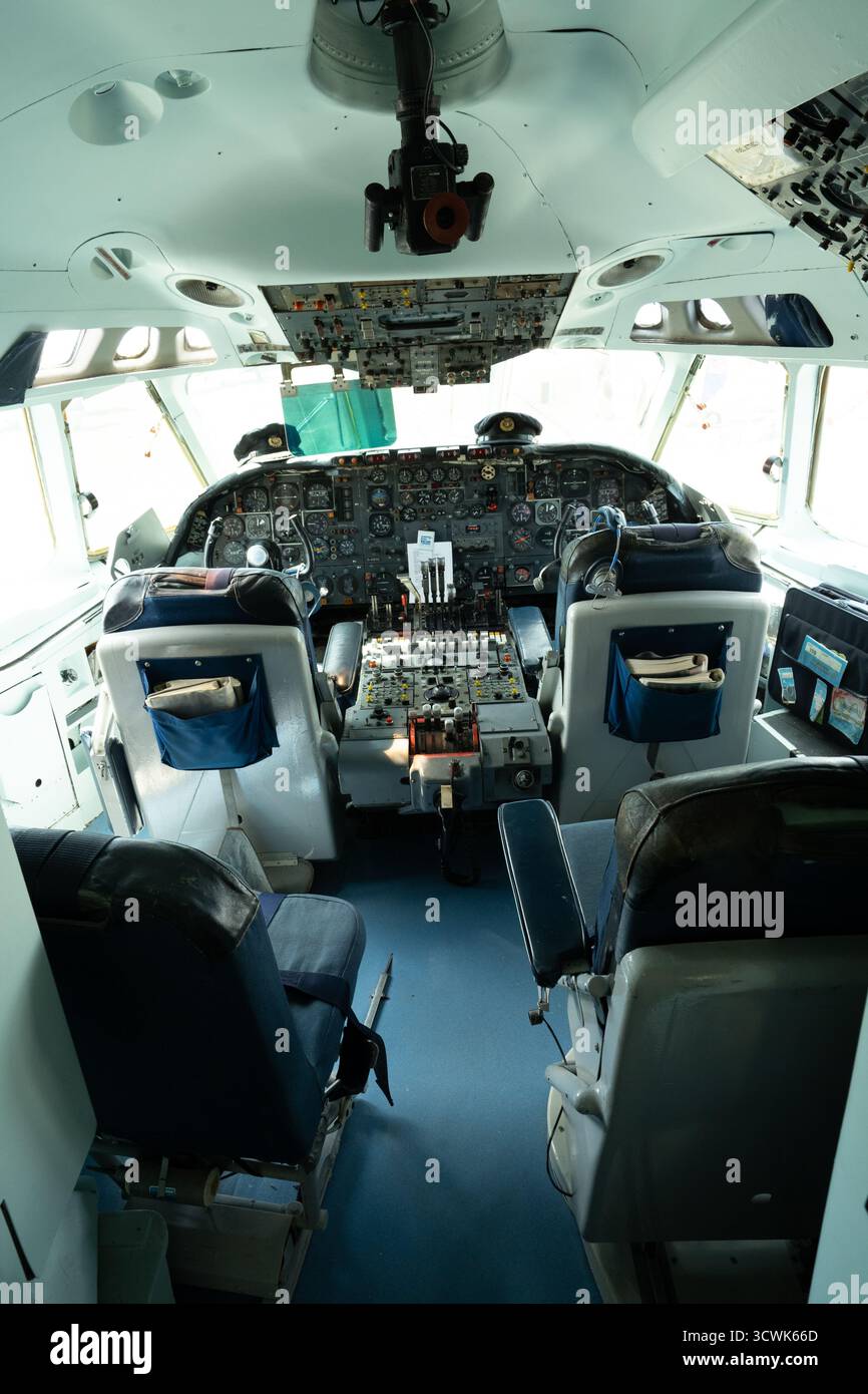 Interno della cabina di pilotaggio dell'aeromobile che mostra i sedili dei piloti e il quadro strumenti del museo dell'aviazione Foto Stock