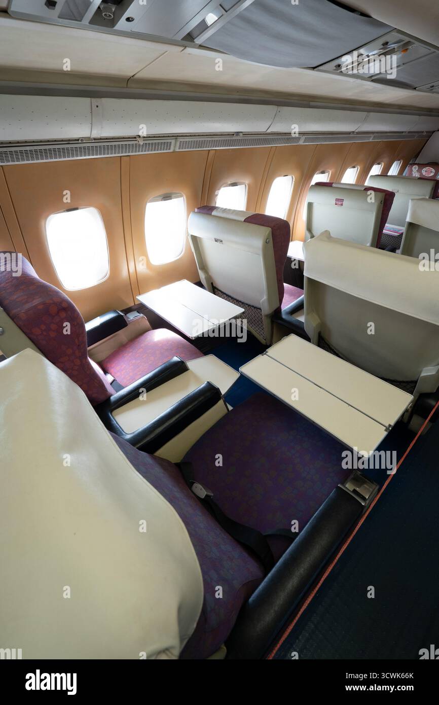 Abitacolo lussuoso di prima classe con sedili reclinabili e finestrini Foto Stock