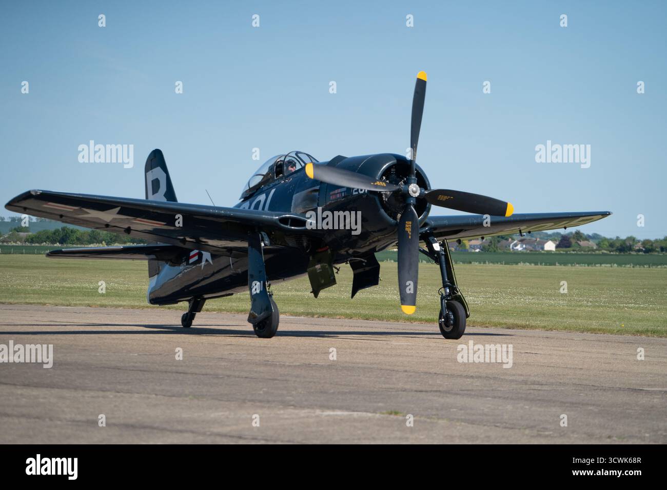 Caccia Grumman F8F Bearcat d'epoca in pista all'aeroporto di Duxford Foto Stock