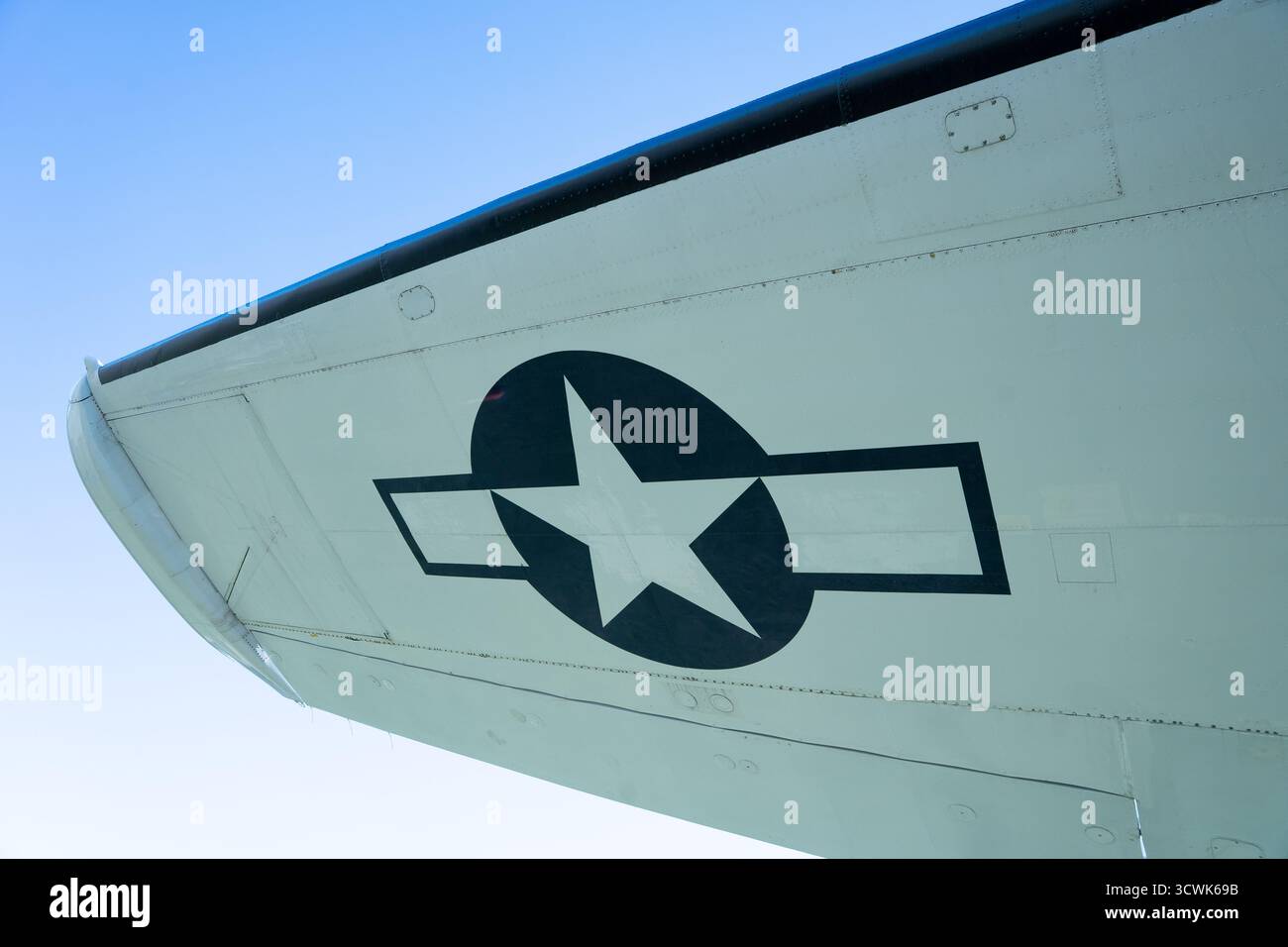 La star dell'aeronautica STATUNITENSE ha fatto il giro su un'ala di aerei militari d'epoca a Duxford Foto Stock