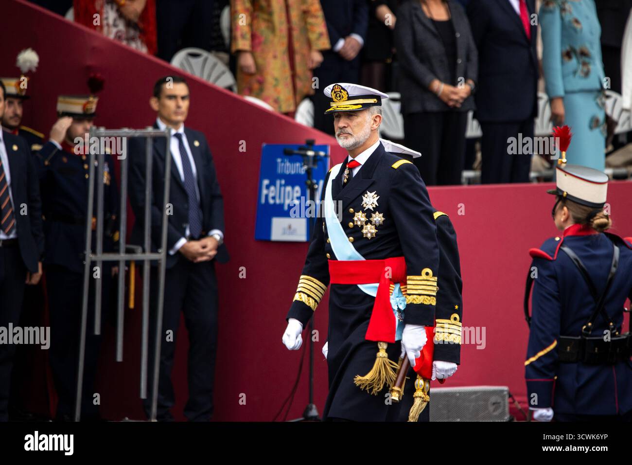 Madrid, Spagna. 12 ottobre 2025. Re Felipe vi partecipa alla parata. Durante la parata delle forze Armate in giornata Nazionale guidata da re Felipe vi, la regina Letizia, le loro figlie Leonor de Borbón, Principessa delle Asturie e Infanta Sofía de Borbón. Credito: SOPA Images Limited/Alamy Live News Foto Stock