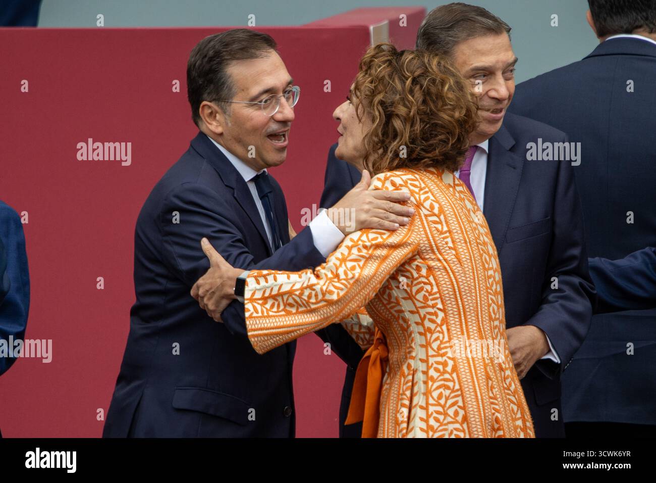 Madrid, Spagna. 12 ottobre 2025. José Manuel Albares, Ministro degli affari Esteri, Unione europea e cooperazione, e María Jesús Montero, primo Vicepresidente del governo spagnolo, si salutano a vicenda durante la sfilata. Durante la parata delle forze Armate in giornata Nazionale guidata da re Felipe vi, la regina Letizia, le loro figlie Leonor de Borbón, Principessa delle Asturie e Infanta Sofía de Borbón. Credito: SOPA Images Limited/Alamy Live News Foto Stock