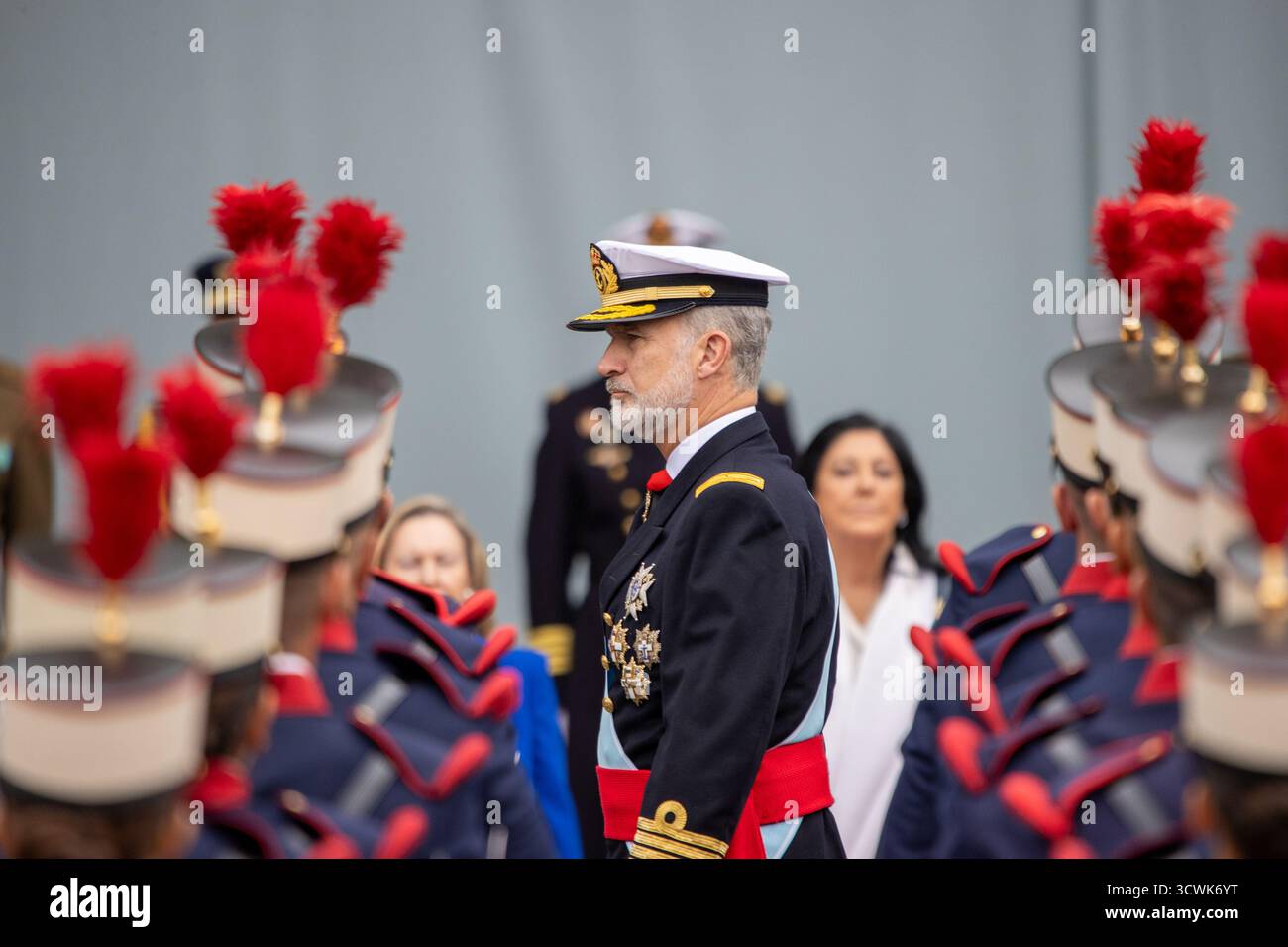 Madrid, Spagna. 12 ottobre 2025. Re Felipe vi partecipa alla parata. Durante la parata delle forze Armate in giornata Nazionale guidata da re Felipe vi, la regina Letizia, le loro figlie Leonor de Borbón, Principessa delle Asturie e Infanta Sofía de Borbón. Credito: SOPA Images Limited/Alamy Live News Foto Stock