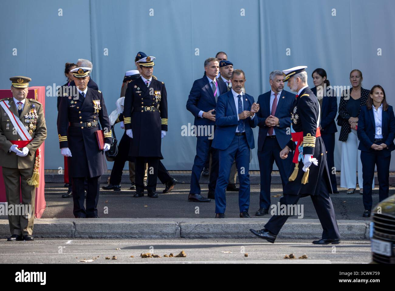 Madrid, Spagna. 12 ottobre 2025. Re Felipe vi partecipa alla parata durante la festa nazionale delle forze Armate guidata da re Felipe vi, la regina Letizia, le loro figlie Leonor de Borbón, principessa delle Asturie e infanta Sofía de Borbón. Credito: SOPA Images Limited/Alamy Live News Foto Stock