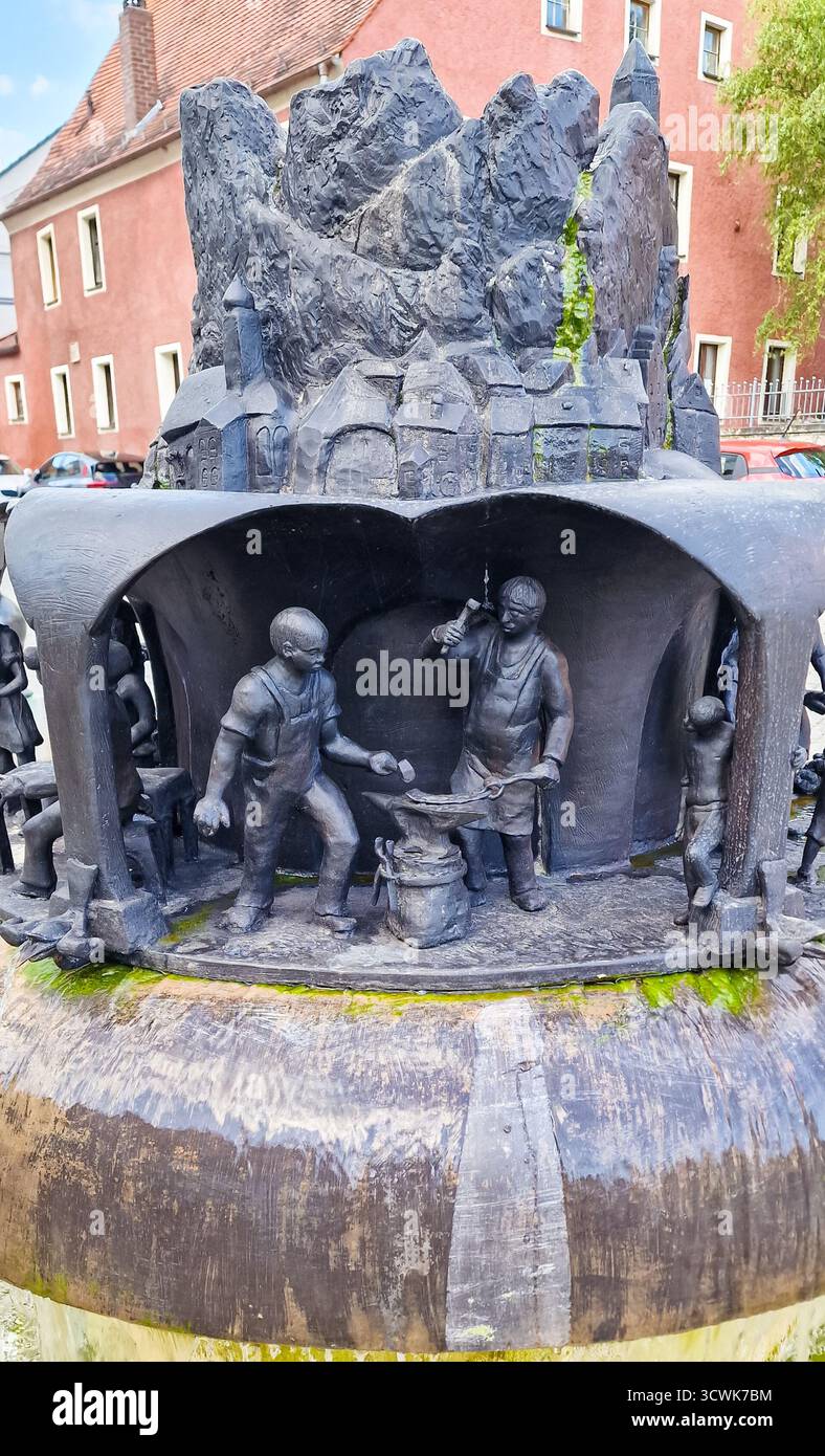 Fontana con opere d'arte realizzate nella storica città tedesca di Kastl in Baviera, Germania Foto Stock