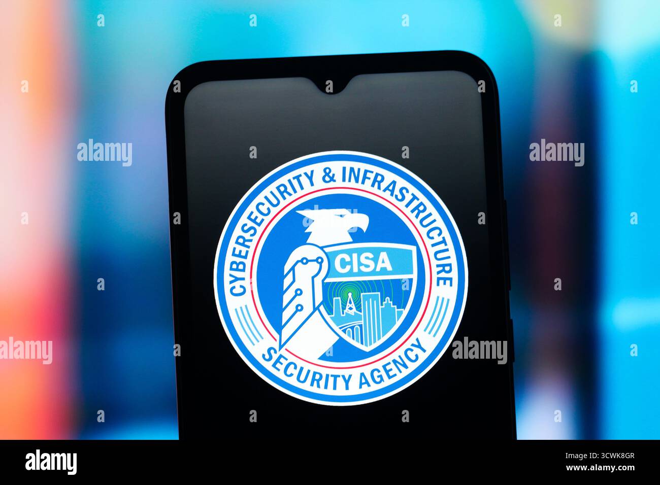 In questa immagine, il logo della United States Cybersecurity and Infrastructure Security Agency (CISA) è visualizzato sullo schermo di uno smartphone. Foto Stock