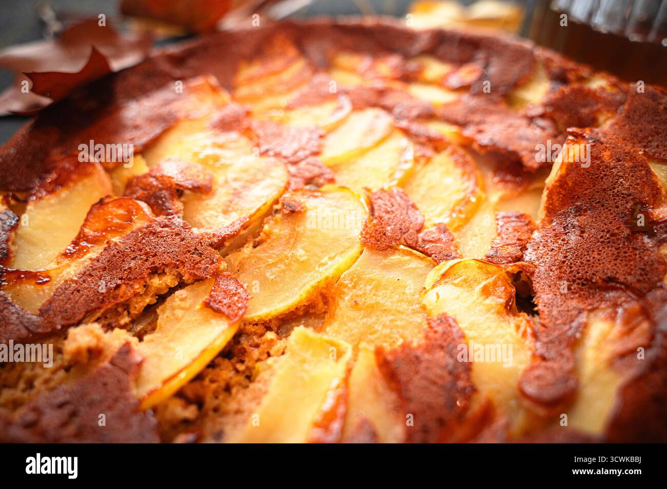 Una torta di mele umida con fette dorate e un aroma dolce, ideale per incontri autunnali con amici e familiari Foto Stock