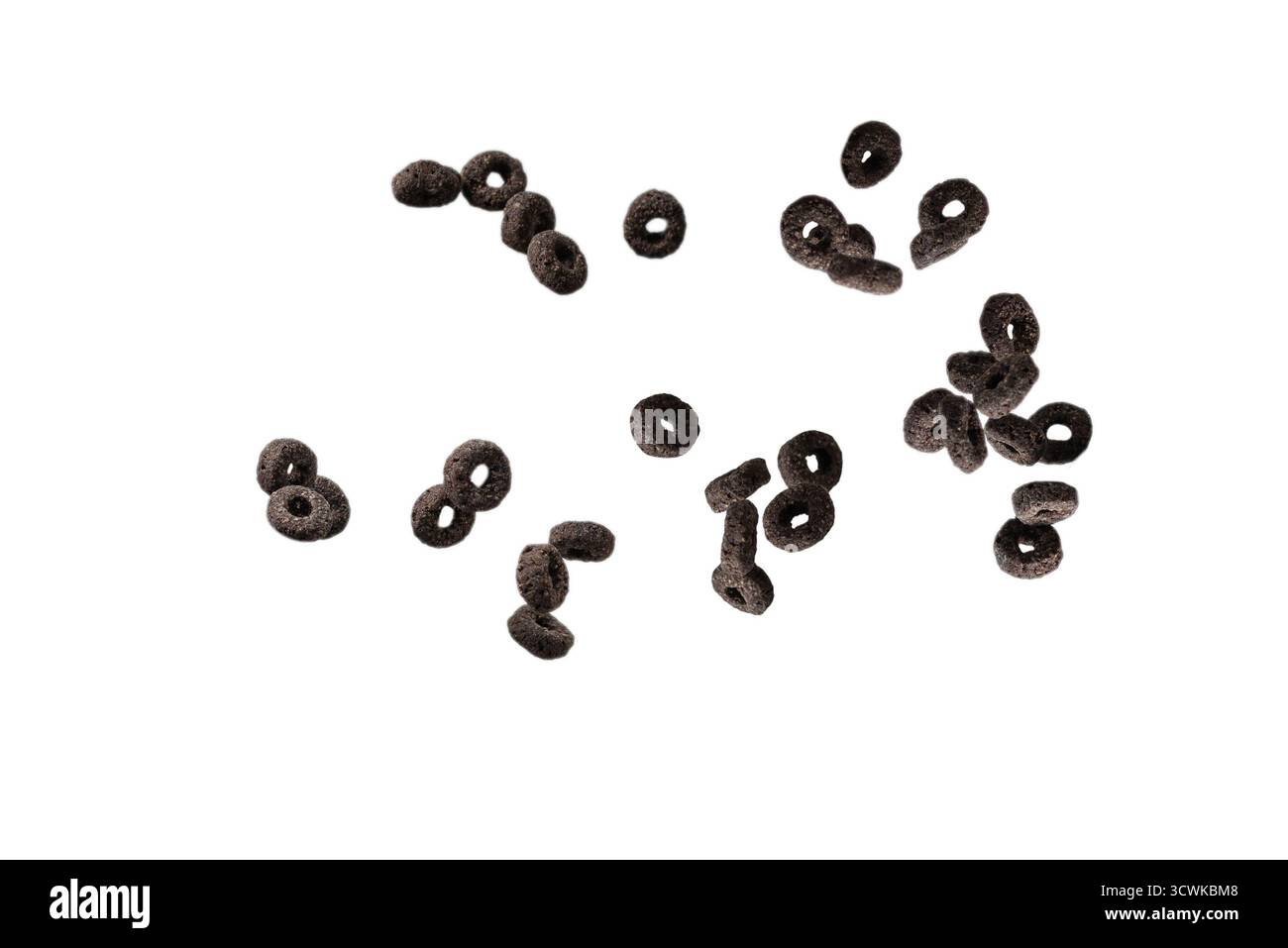 I cerali di cioccolato fuoriescono in una ciotola. Colazione. Isolato su sfondo bianco. Foto Stock