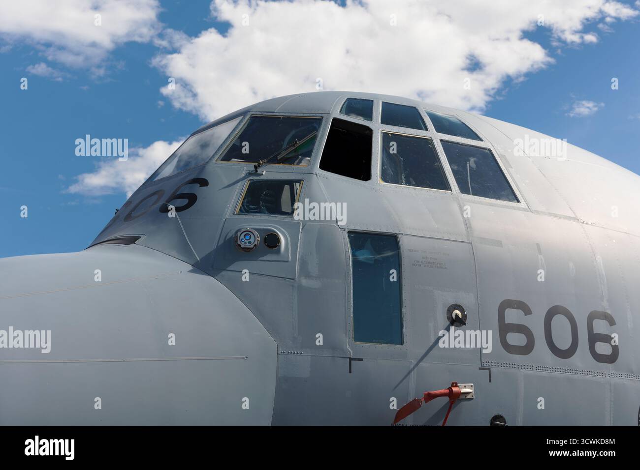 Mosnov, Repubblica Ceca - 21 settembre 2025: Dettaglio dell'aereo da trasporto militare Lockheed C-130 Hercules. Cockpit e cielo blu. Foto Stock