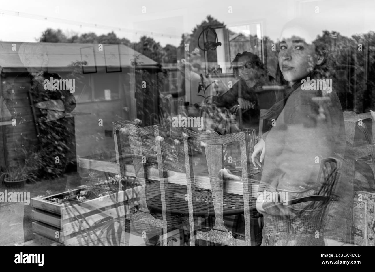 riflessi spettrali del giardino sul retro e della sala da pranzo per famiglie Foto Stock
