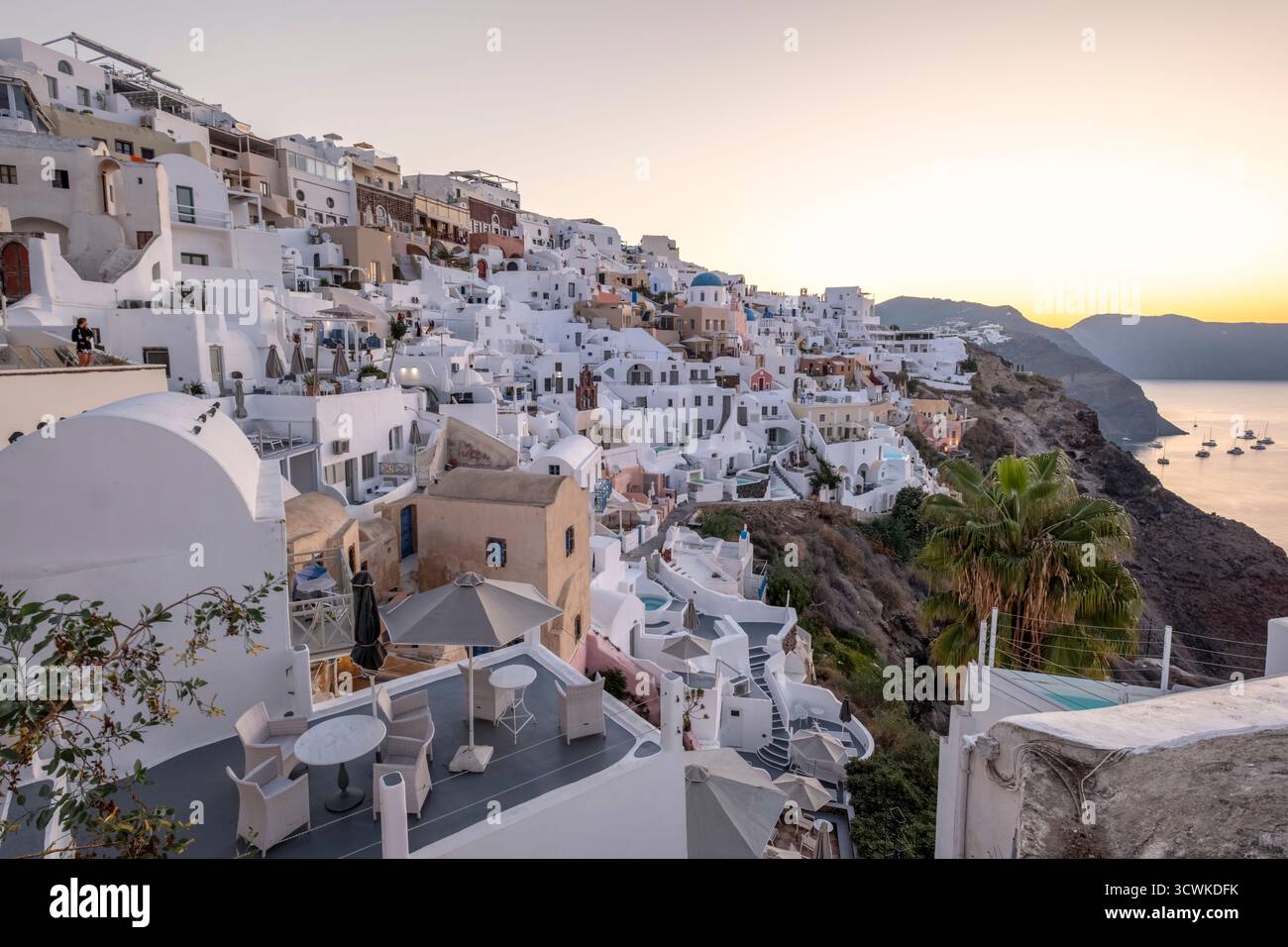 Edifici di colore bianco sulla scogliera di Oia, Santorini, Grecia Foto Stock