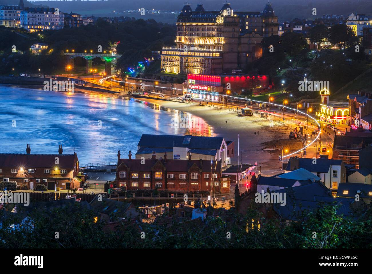 Scarborough South Bay vista dal castello di notte Foto Stock