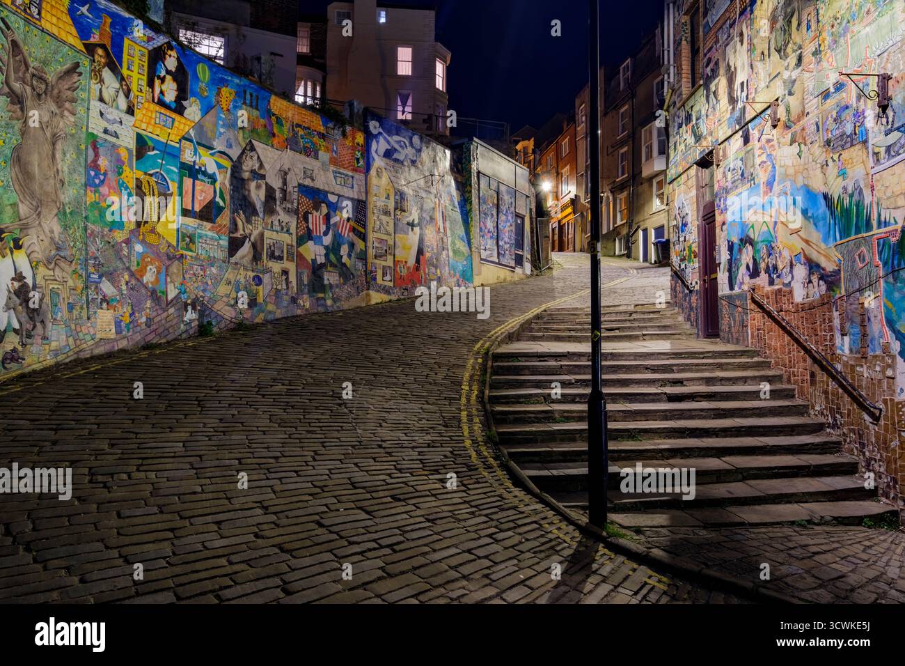 Murales dipinti lungo la Bland Cliff Road a Scarborough, North Yorkshire Foto Stock