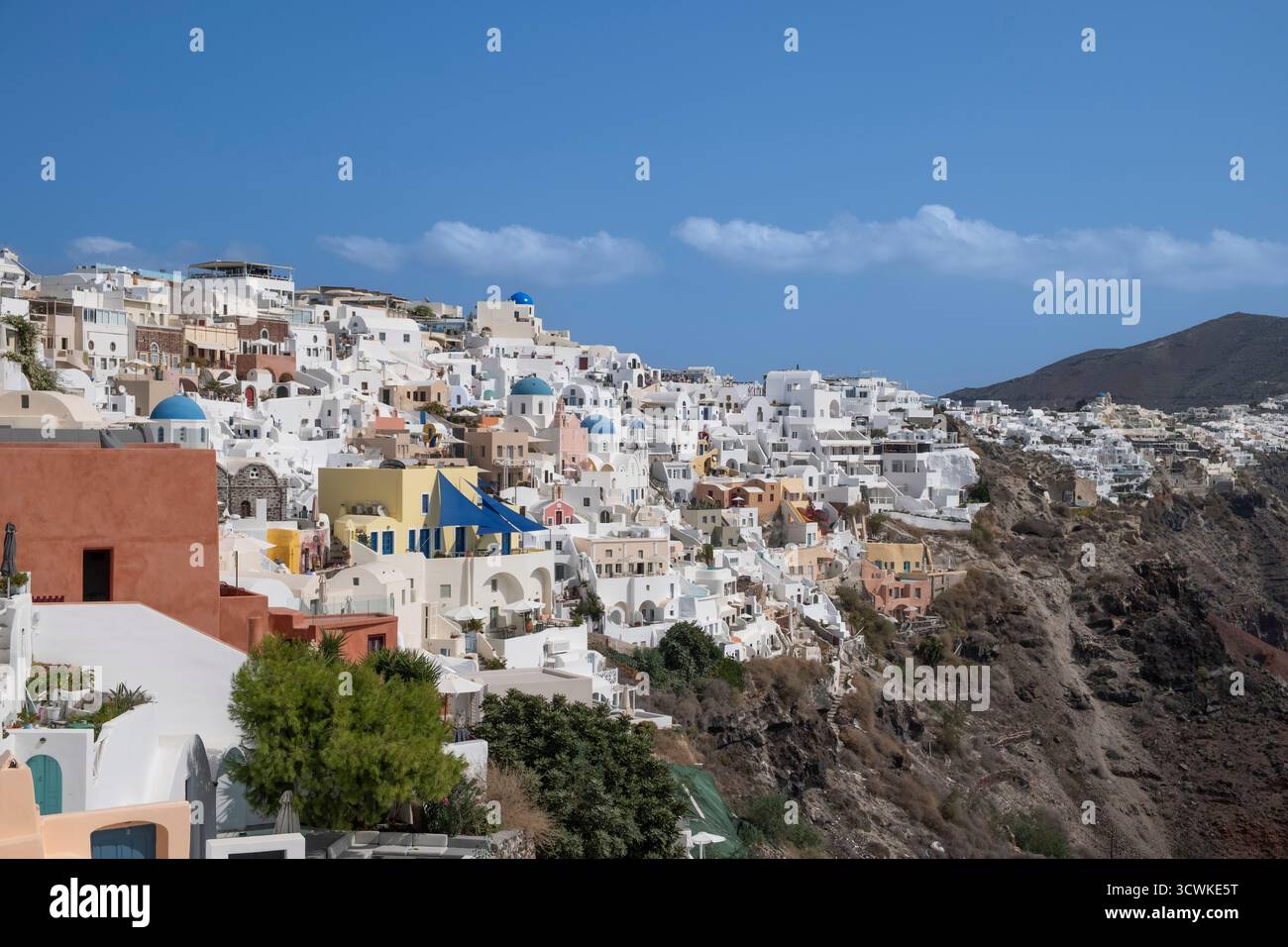 Edifici cittadini di Oia sul bordo della scogliera che fa parte della caldera di Santorini Foto Stock