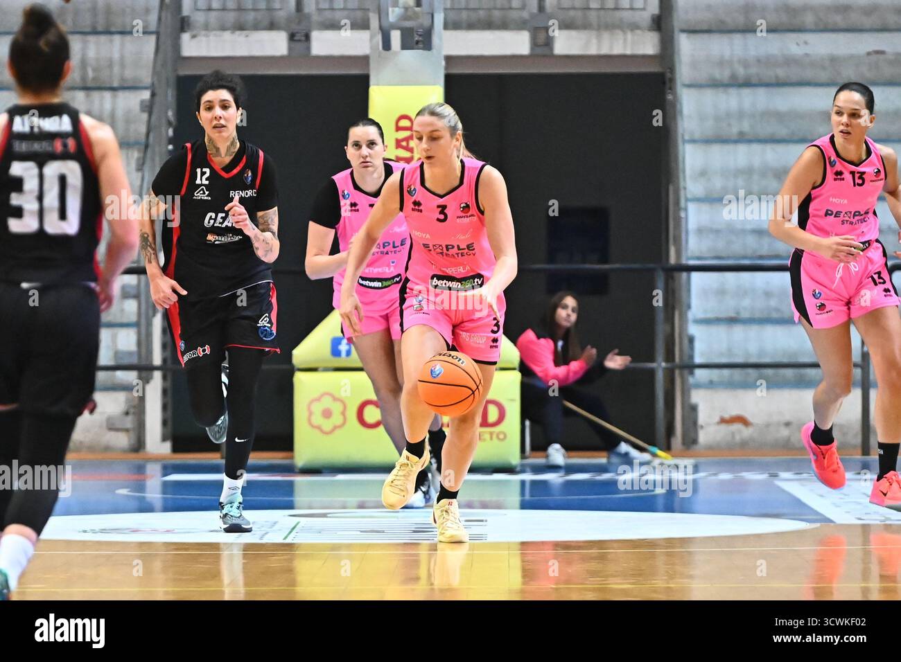 Roseto, Italia. 12 ottobre 2025. Puisis Samantha Ala dei Panthers Roseto match tra Panthers Roseto e GEAS Sesto San Giovanni - A1 Italian Womens Basket LBF al PalaMagetti il 12 ottobre 2025 a Roseto degli Abruzzi. Durante People Strategy Panthers Roseto vs GEAS Sesto San Giovanni, partita femminile di pallacanestro di serie A1 a Roseto, Italia, 12 ottobre 2025 Credit: Independent Photo Agency/Alamy Live News Foto Stock