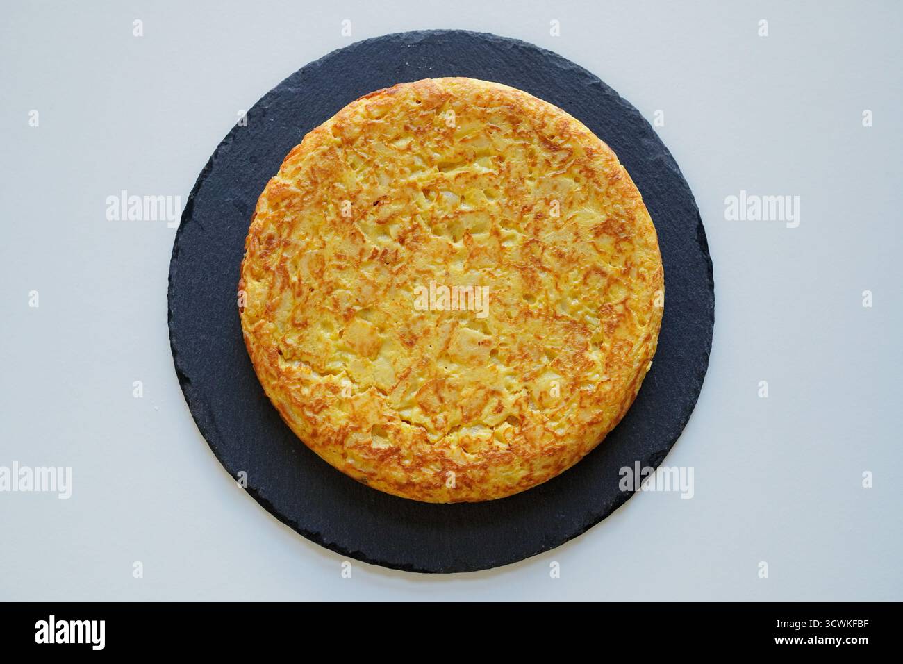 Omelette spagnole fatte in casa (tortilla de patatas) vista direttamente dall'alto Foto Stock