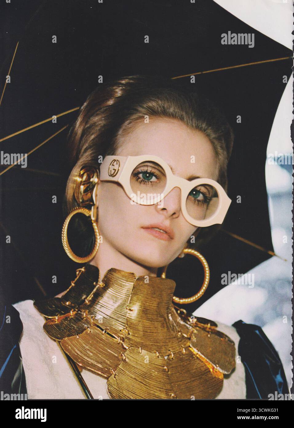 Poster pubblicitario casa di moda GUCCI su rivista cartacea da 2019 anni, pubblicità, pubblicità creativa GUCCI 2010s Foto Stock