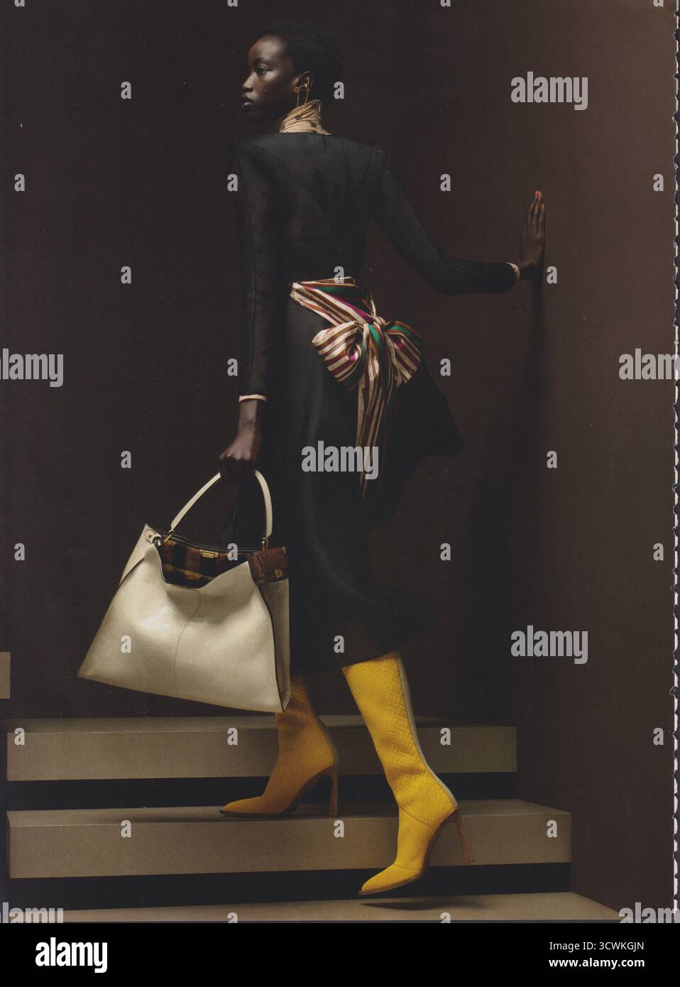 Poster pubblicitario FENDI casa di moda orologio su rivista cartaria da 2019 anni, pubblicità, pubblicità creativa FENDI 2010s Foto Stock