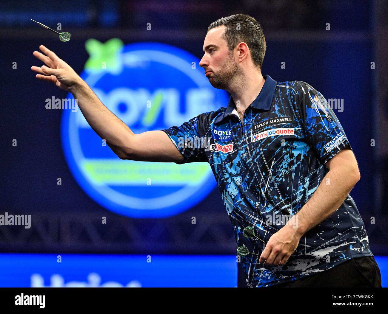 Mattioli Arena, Leicester Leicestershire, Regno Unito. 12 ottobre 2025. 2025 PDC Boyle Sports World Grand Prix Darts Final Night; Luke Humphries in azione sull'oche per la finale del Boyle Sports World Grand Prix contro Luke Littler Credit: Action Plus Sports/Alamy Live News Foto Stock