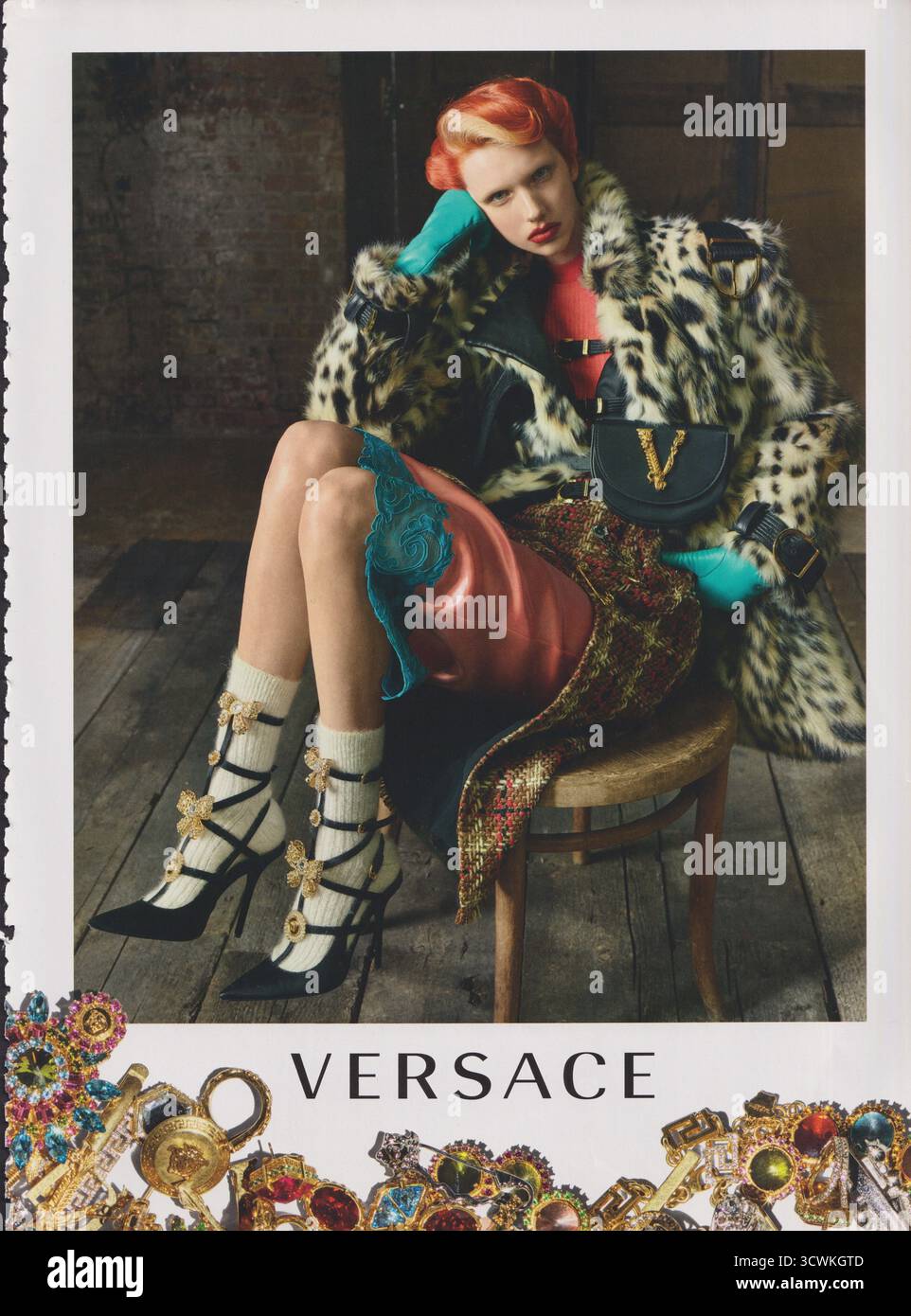 Poster pubblicitario casa di moda VERSACE su rivista cartacea del 2019, pubblicità, pubblicità creativa VERSACE anni '2010 Foto Stock