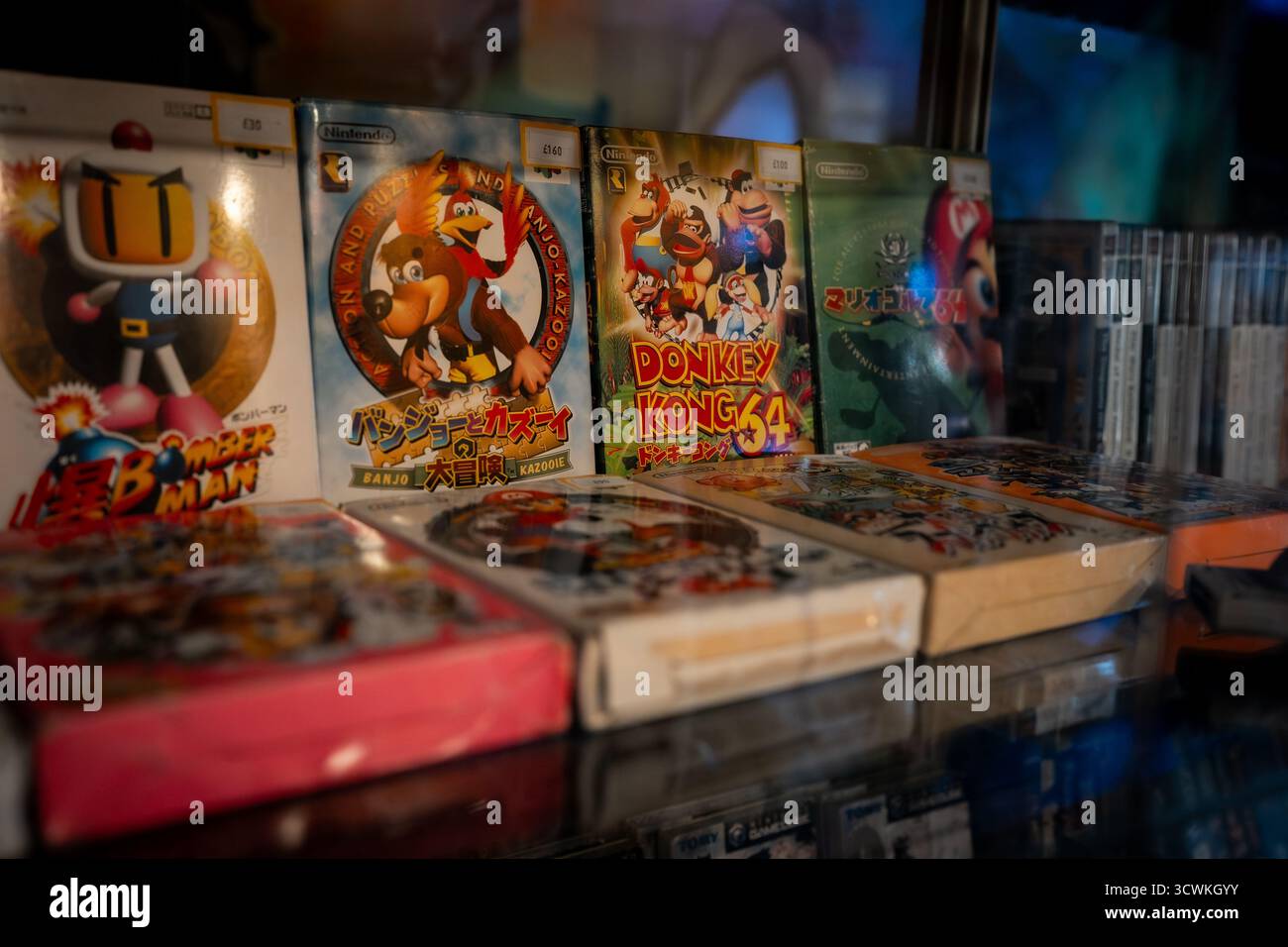 Un'esposizione di scatole di gioco retro giapponesi per Nintendo 64, tra cui Bomberman, Banjo-Kazooie, Donkey Kong 64 e Super Mario 64, in un luogo di gioco retrò Foto Stock