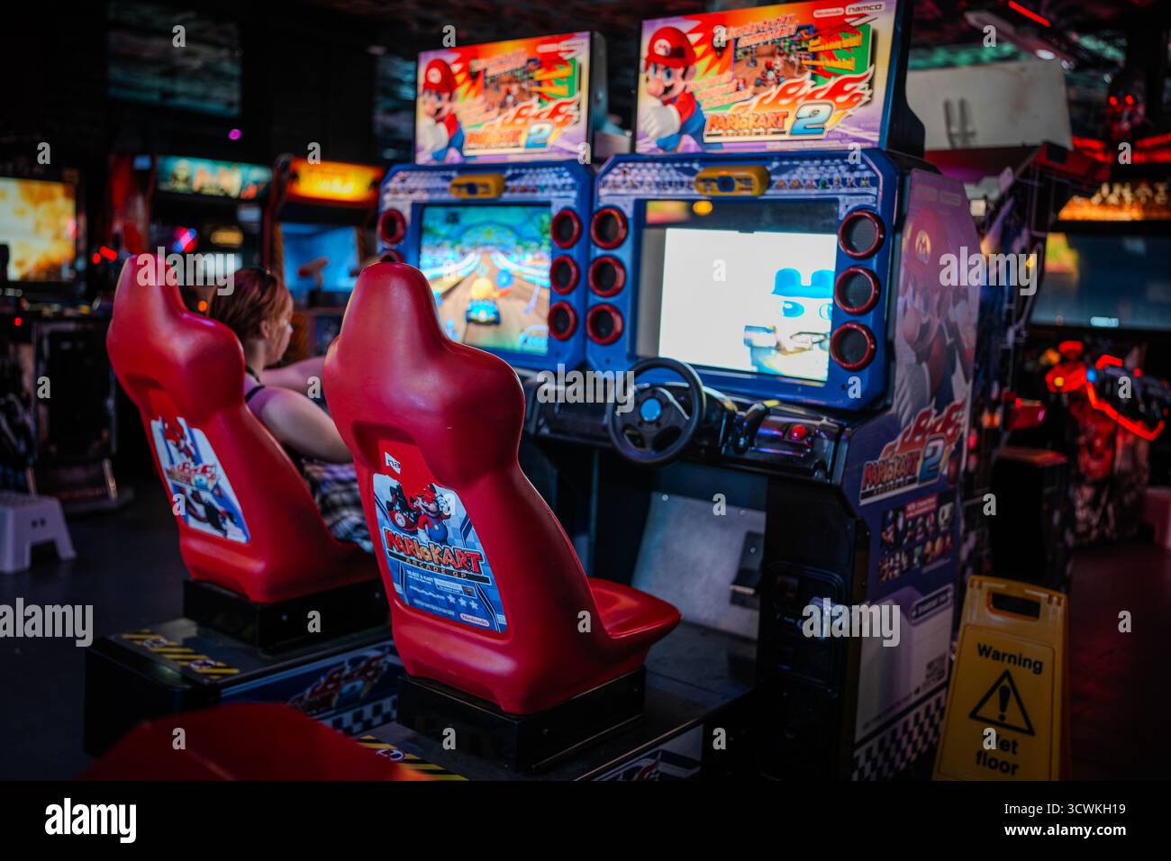 Il 4 aprile 2025, un giocatore può divertirsi con un gioco di corse arcade di Mario Kart in una struttura di gioco rétro illuminata al neon a Walsall, Regno Unito. Foto Stock