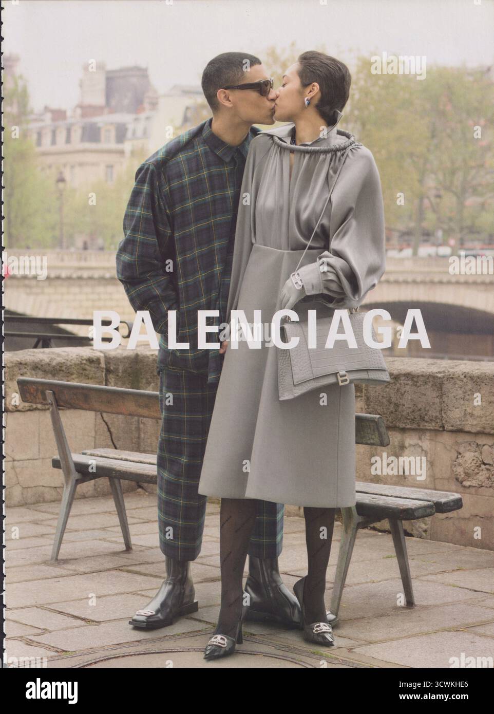 Poster pubblicità Balenciaga casa di moda in rivista cartacea da 2019 anni, pubblicità, pubblicità creativa Balenciaga 2010s Foto Stock