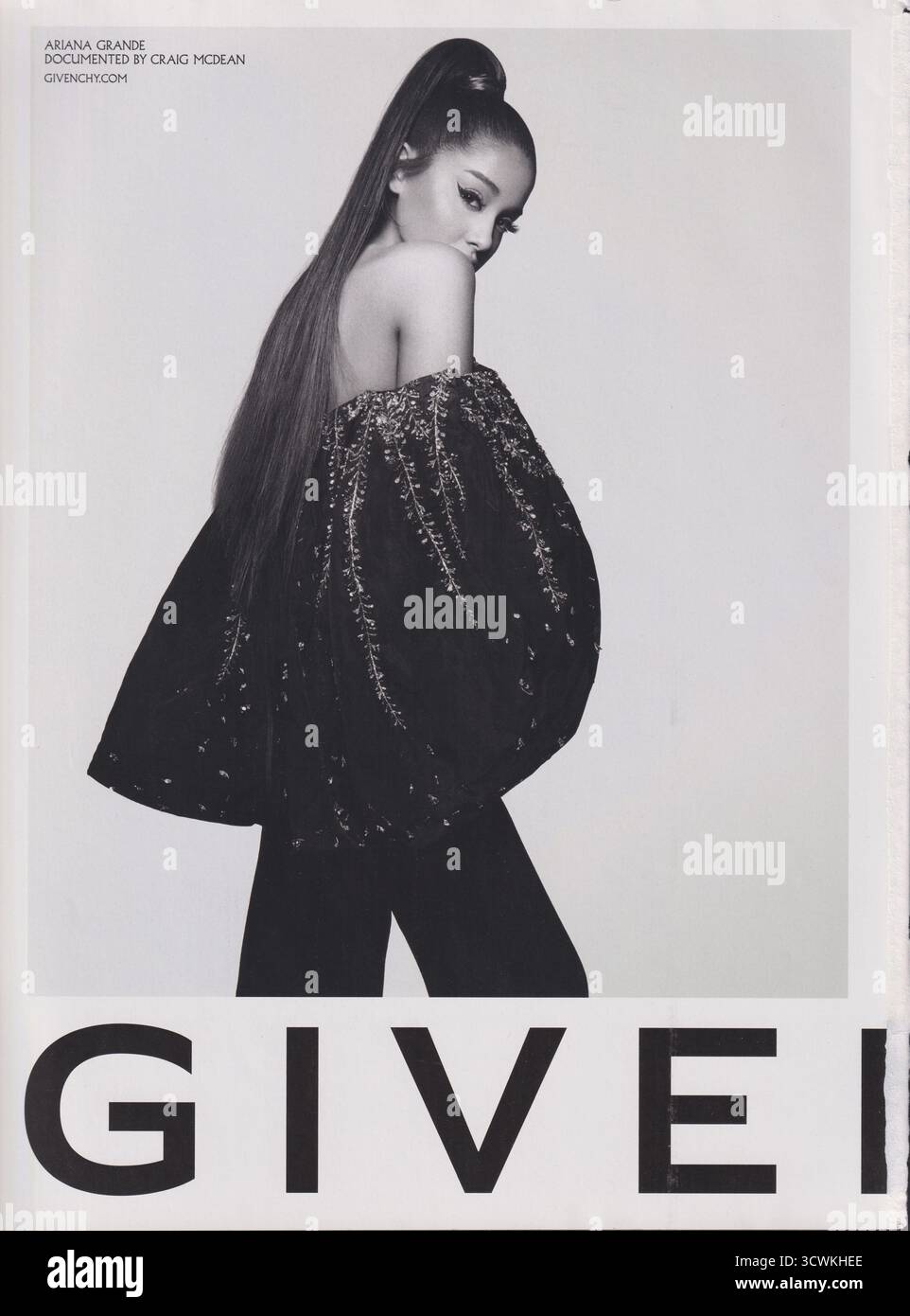 Poster pubblicitario casa di moda di Givenchy con Ariana grande in rivista di carta da 2019 anni, pubblicità, pubblicità creativa Givenchy 2010s Foto Stock