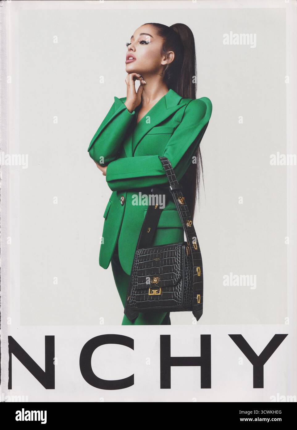 Poster pubblicitario casa di moda di Givenchy con Ariana grande in rivista di carta da 2019 anni, pubblicità, pubblicità creativa Givenchy 2010s Foto Stock