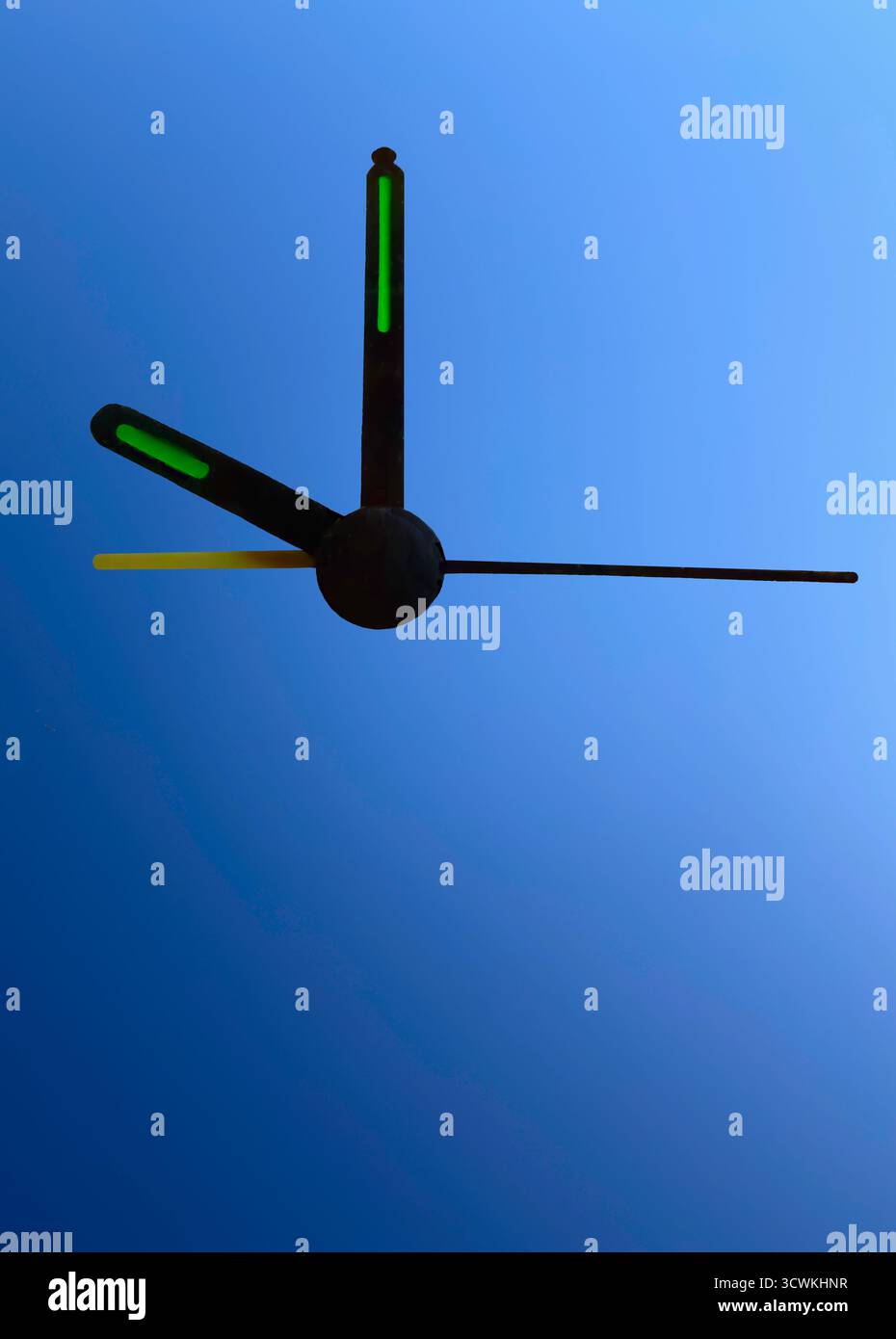 Il tempo vola. Le lancette dell'orologio mostrano gli indicatori di ora, minuti e secondi. La faccia mancante dell'orologio mostra le mani che sembrano delle eliche su un aereo, un aereo. Foto Stock
