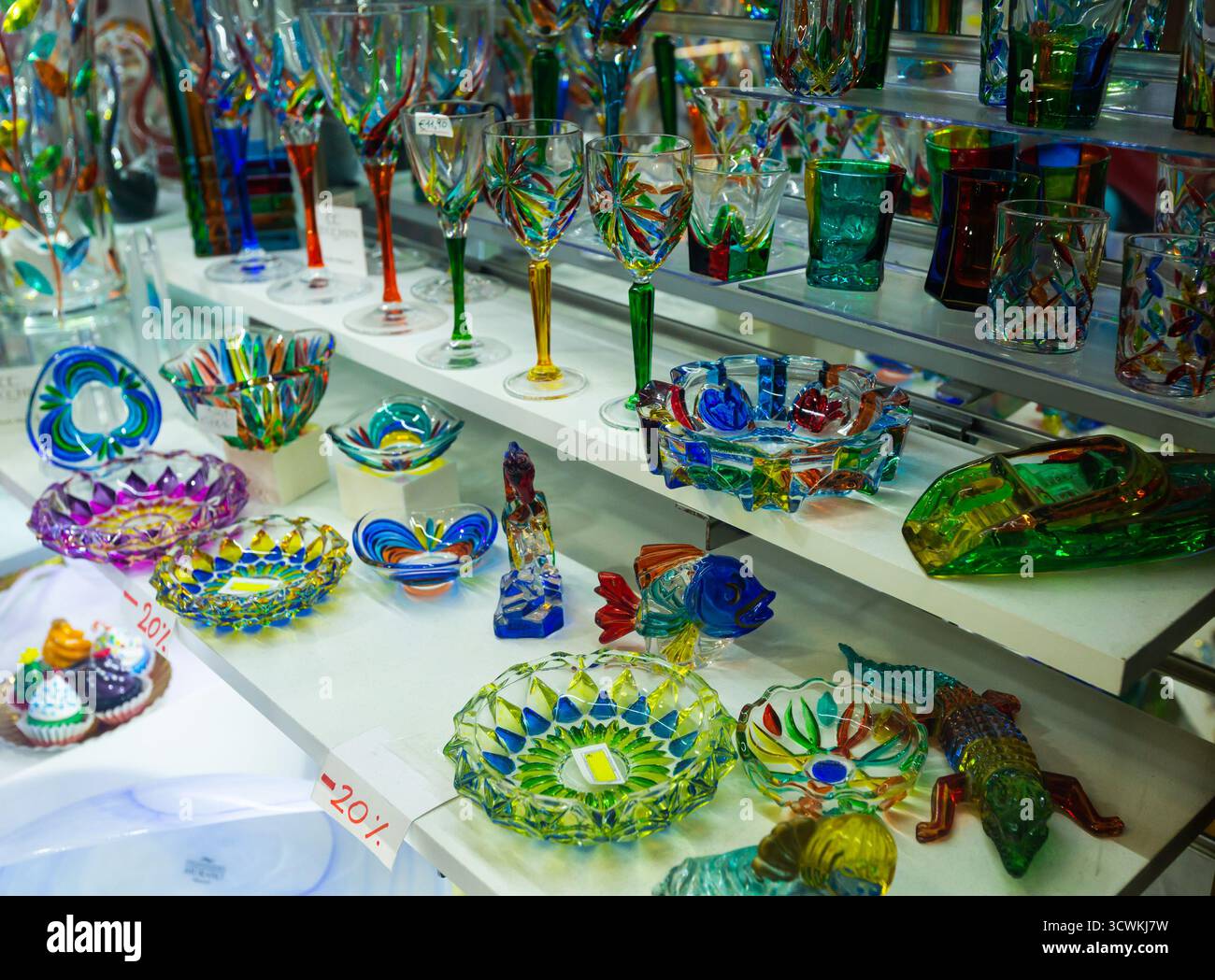 Prodotti in vetro di Murano nel negozio di souvenir di Venezia Foto Stock