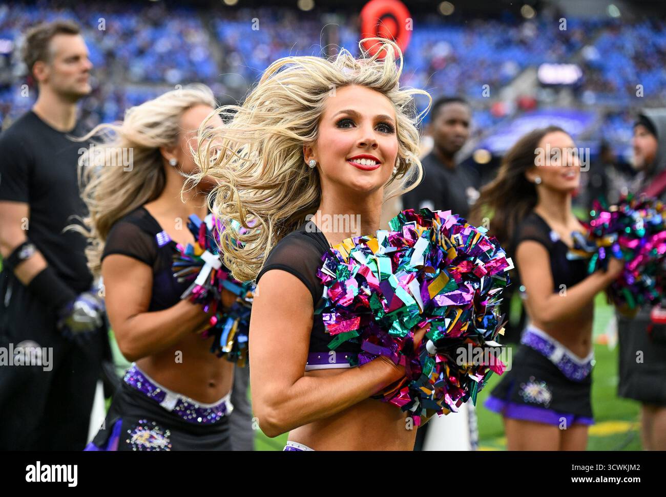 Baltimora, Stati Uniti. 12 ottobre 2025. Le cheerleader dei Baltimore Ravens si esibiscono contro i Los Angeles Rams durante il quarto periodo all'M&T Bank Stadium di Baltimora, Maryland, domenica 12 ottobre 2025. Foto di David Tulis/UPI credito: UPI/Alamy Live News Foto Stock