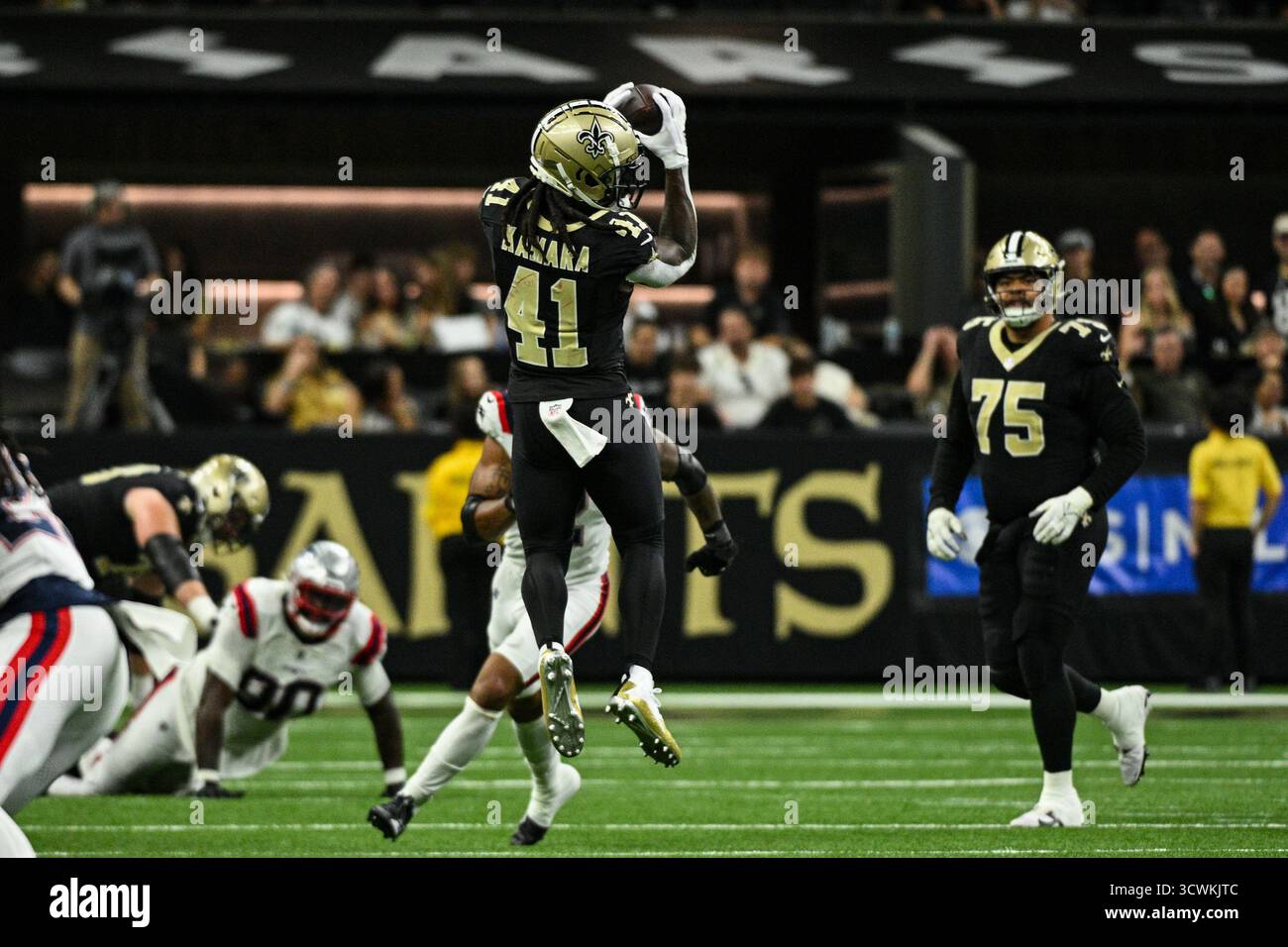 New Orleans, Stati Uniti. 12 ottobre 2025. Il running back dei New Orleans Saints Alvin Kamara (41) ricevette un passaggio durante il secondo tempo di una partita di football americano contro i New England Patriots al Caesar's Superdome di New Orleans, Laos, domenica 12 ottobre 2025. Foto di Paul Kieu/UPI credito: UPI/Alamy Live News Foto Stock