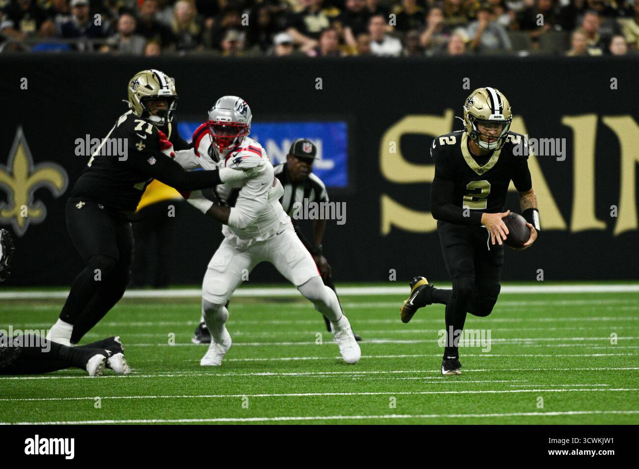 New Orleans, Stati Uniti. 12 ottobre 2025. Il quarterback dei New Orleans Saints Spencer Rattler (2) si scontrò con il football durante il primo tempo di una partita contro i New England Patriots al Caesar's Superdome di New Orleans, Louisiana, domenica 12 ottobre 2025. Foto di Paul Kieu/UPI credito: UPI/Alamy Live News Foto Stock
