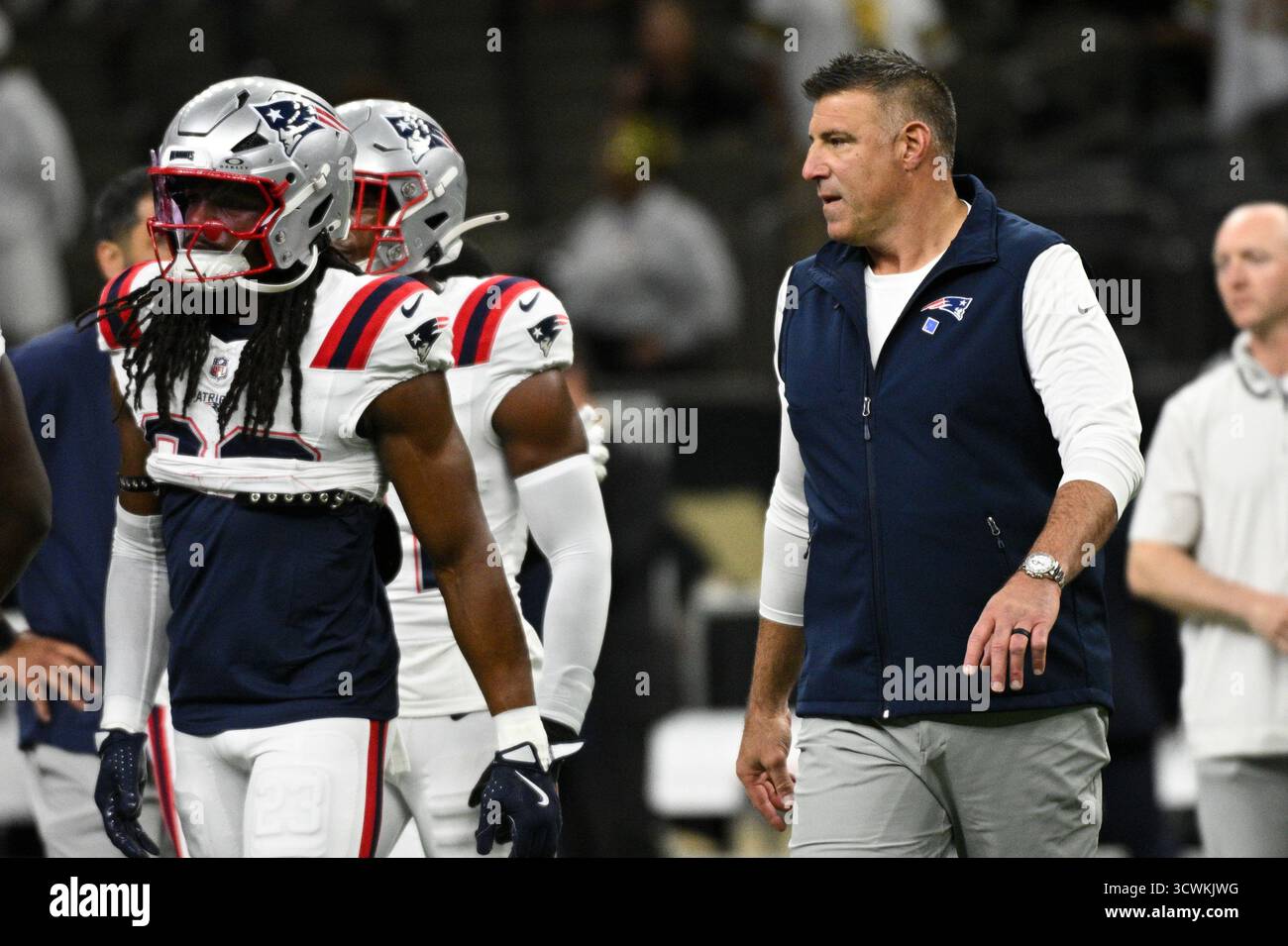 New Orleans, Stati Uniti. 12 ottobre 2025. Il capo-allenatore dei New England Patriots Mike Vrabel cammina nella partita prima di una partita di football NFL contro i New Orleans Saints al Caesar's Superdome di New Orleans, Laos, domenica 12 ottobre 2025. Foto di Paul Kieu/UPI credito: UPI/Alamy Live News Foto Stock