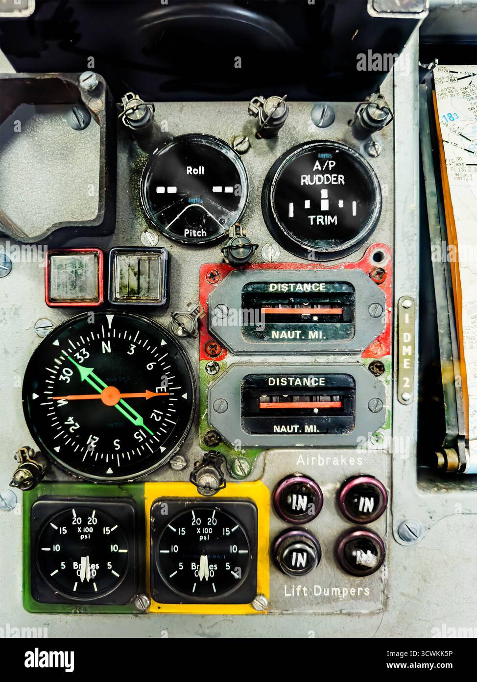 Primo piano del cruscotto di un cockpit dell'aeromobile con vari strumenti analogici e indicatori che visualizzano le misure di distanza, beccheggio e rollio - Immagine stock catturata con smartphone