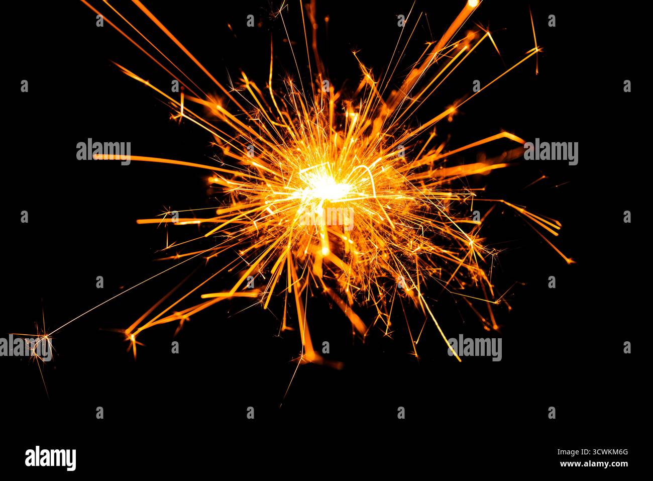 Fuochi d'artificio o luci scintillanti. Scintilla di fuoco. Scintilla di Capodanno isolata su sfondo nero. Effetti di scintille luminose. Sfondo scintillante Foto Stock