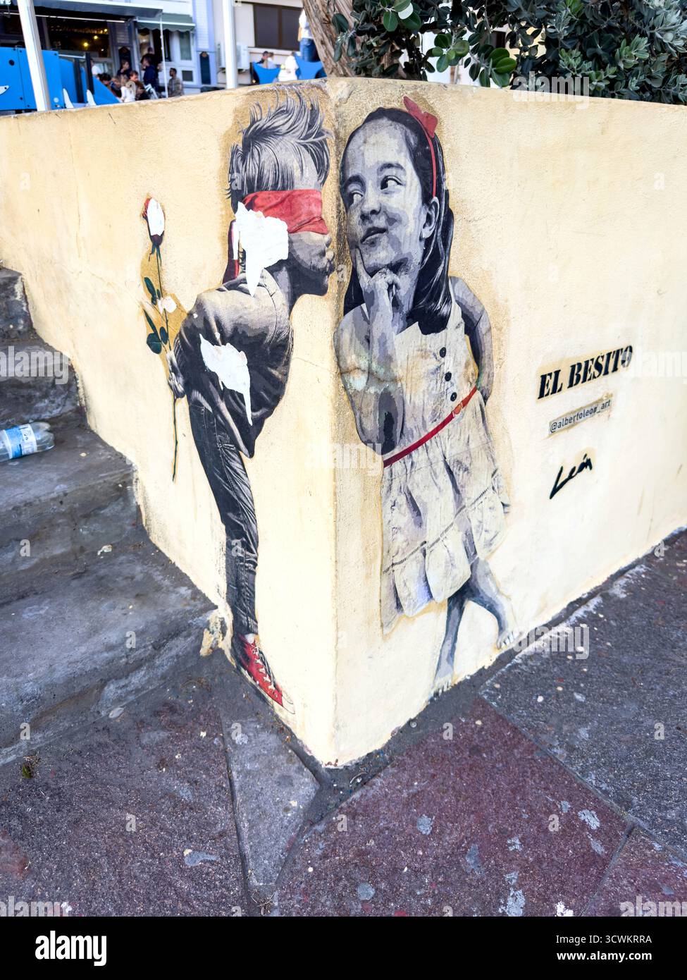 Street art con un ragazzo bendato e una ragazza su un muro d'angolo, raffigurante una scena romantica intitolata "El Besito" con vivide espressioni delle Canarie di Tenerife Foto Stock